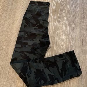 Army green camo cropped leggings
